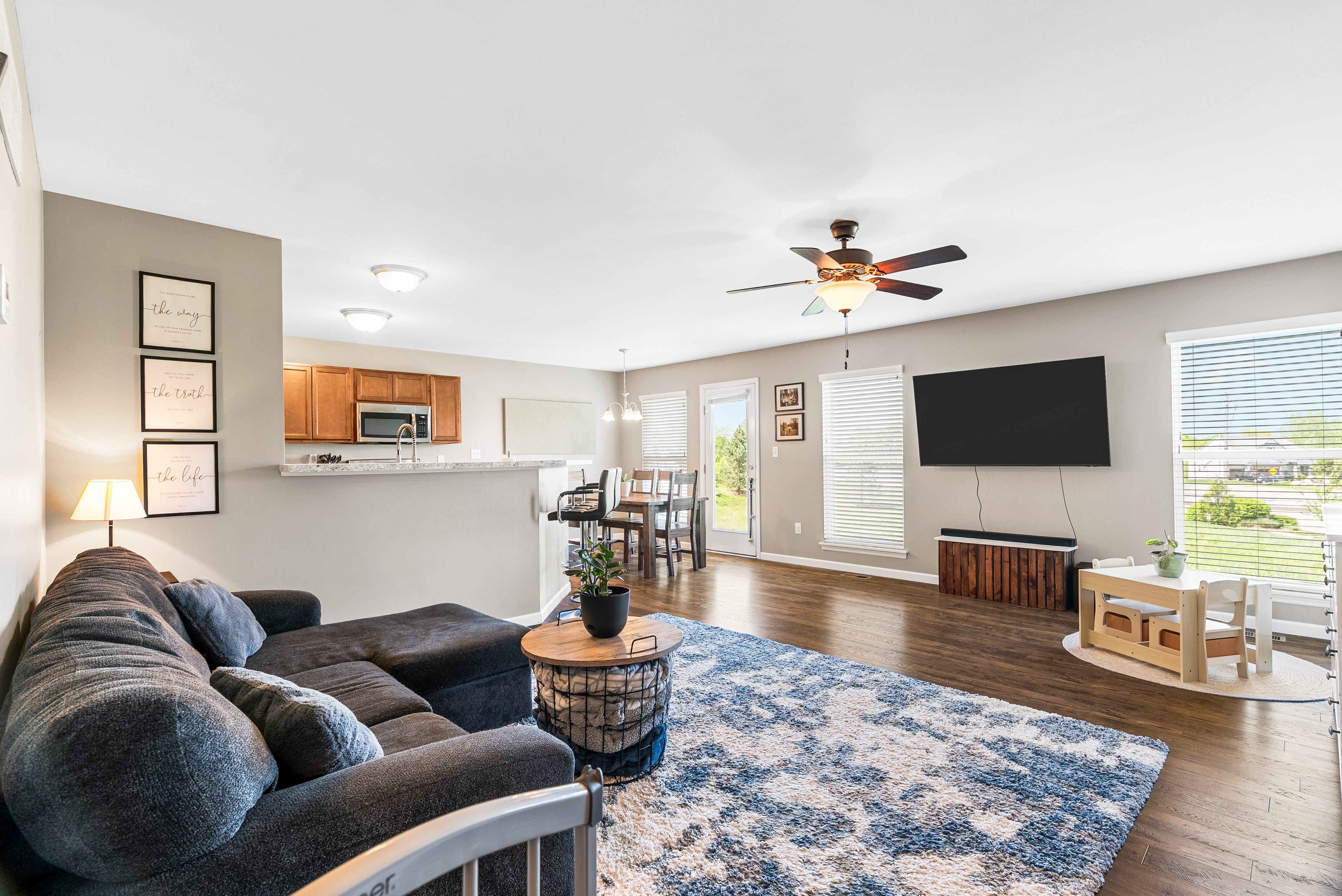 Living room before virtual staging