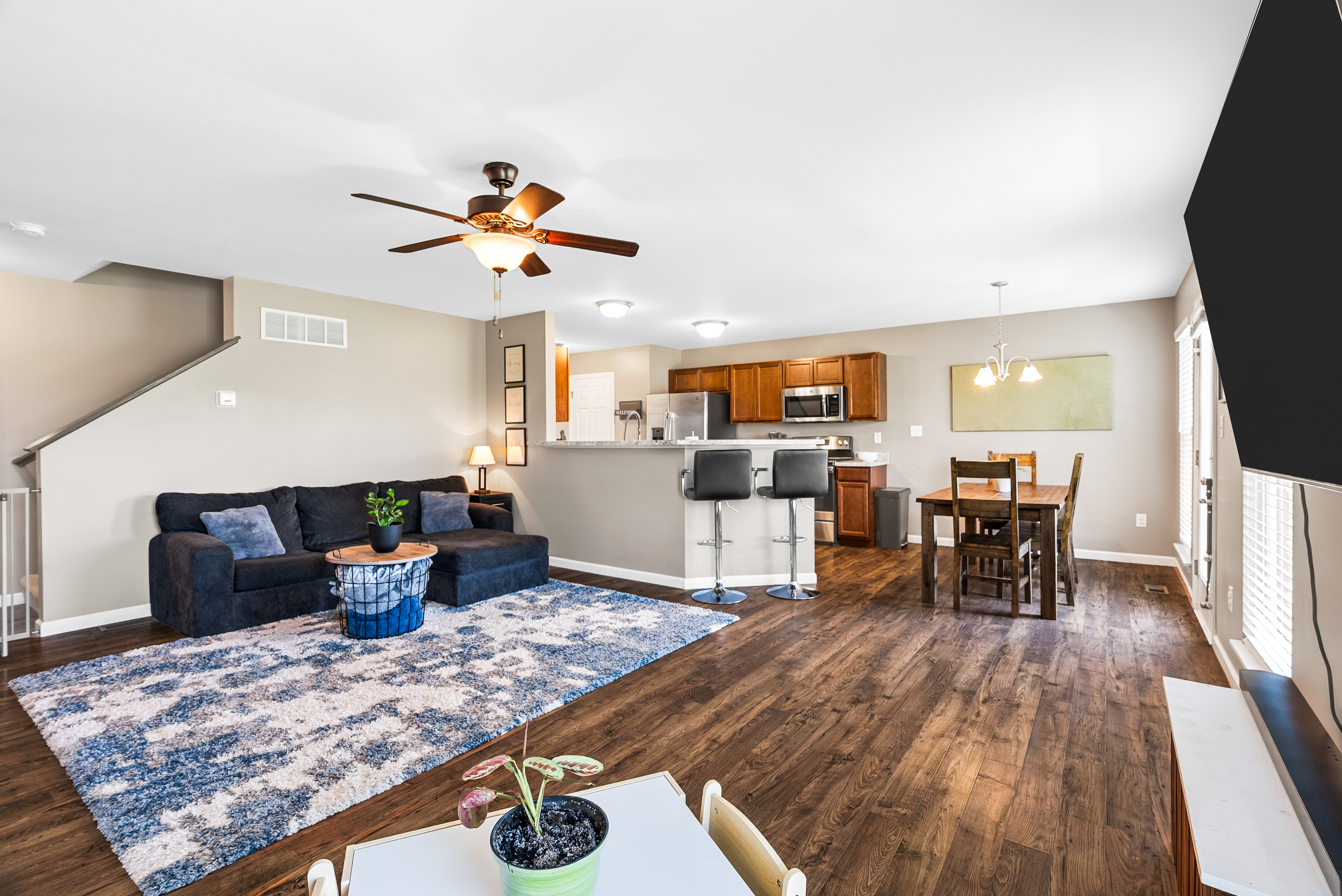 Same living room before virtual staging